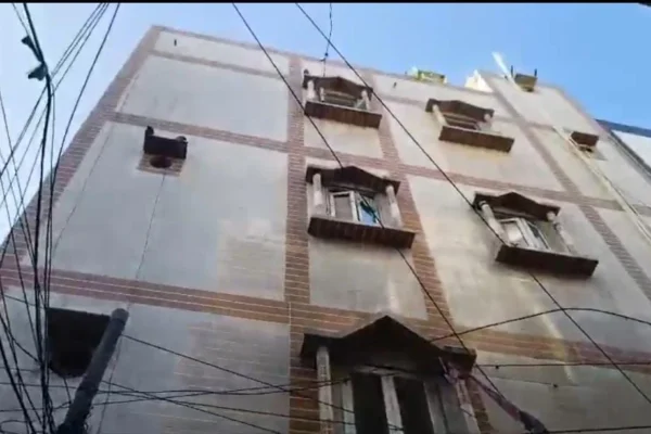 திடீரென சாய்ந்த அடுக்குமாடி கட்டிடம் : டெல்லியில் பரபரப்பு
