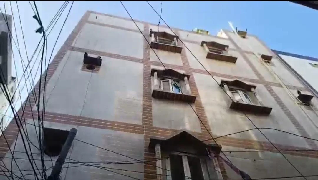 திடீரென சாய்ந்த அடுக்குமாடி கட்டிடம் : டெல்லியில் பரபரப்பு