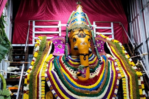 விநாயகர் சதுர்த்தி : புலியகுளம் விநாயகருக்கு சந்தனகாப்பு ராஜ அலங்காரம்