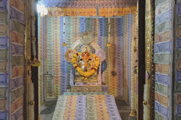 காஞ்சிபுரம் : ரூ.20 லட்சம் நோட்டுகளால் அலங்கரிக்கப்பட்ட ஏலேல சிங்க விநாயகர் சன்னதி