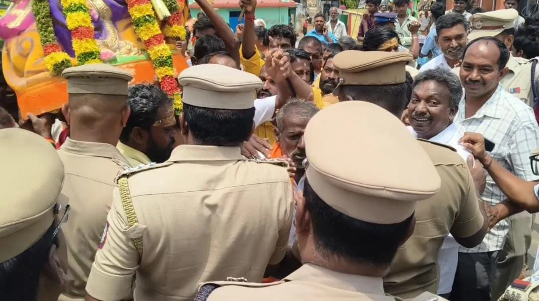 அனுமதியின்றி வைக்கப்பட்ட விநாயகர் சிலை : பறிமுதல் செய்த போலீசார்