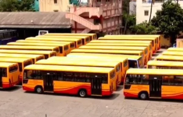 தவெக கட்சி கொடி வண்ணத்தில் புதிய பேருந்துகள்
