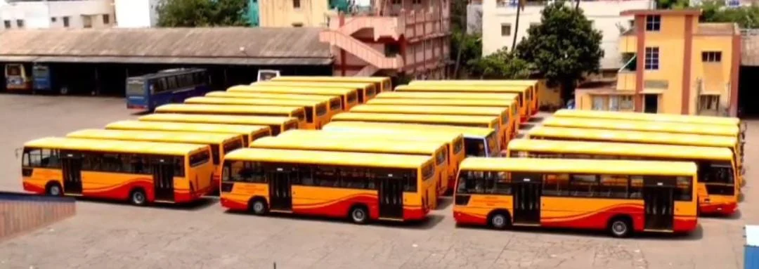 தவெக கட்சி கொடி வண்ணத்தில் புதிய பேருந்துகள்
