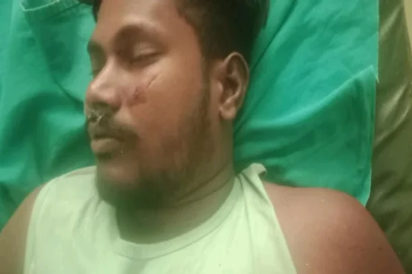 மின்சாரம் தாக்கி வாலிபர் பலி : பெயர் பலகை பொருத்தும் போது விபரீதம்​