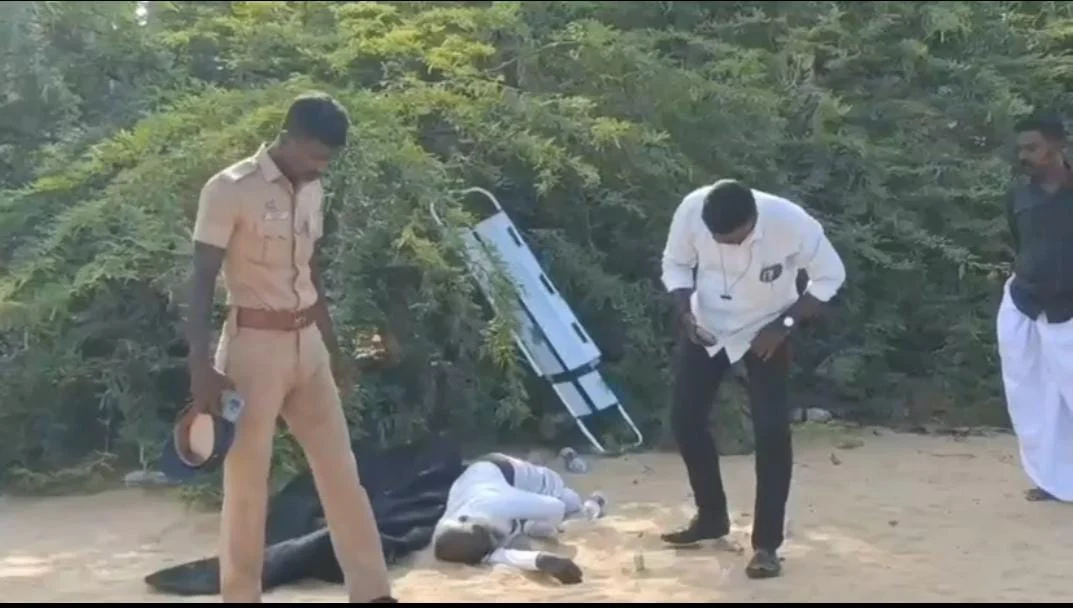 ஏர்வாடி அருகே மீட்கப்பட்ட சடலங்கள் : போலீசார் விசாரணை