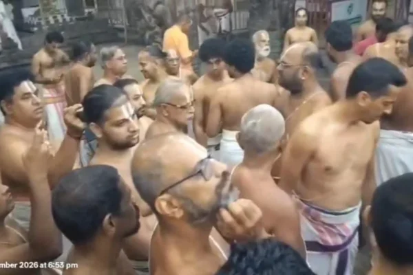 காஞ்சியில் மீண்டும் தென்கலை - வடகலை பிரிவினரிடையே வாக்குவாதம் : பக்தர்கள் அவதி