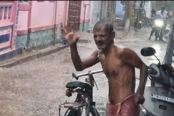 வெப்பத்தை தணித்த மழை : குழந்தை போல் குத்தாட்டம் போட்ட முதியவர்