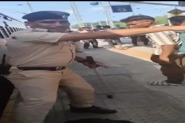 பயணியின் உயிரை காத்த ரயில்வே காவலர் : குவியும் பாராட்டு