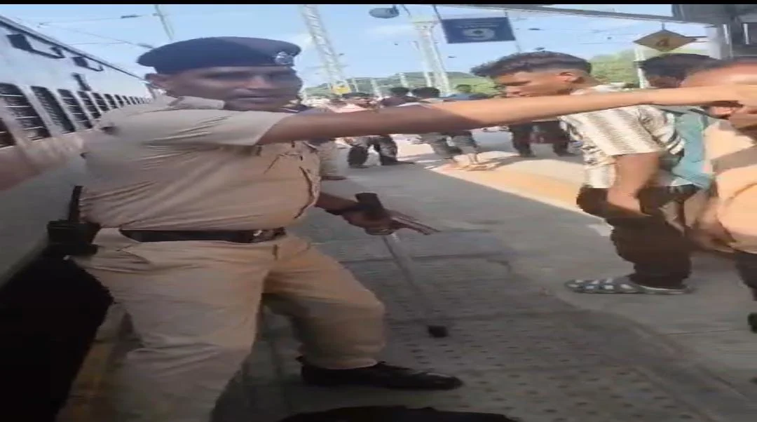 பயணியின் உயிரை காத்த ரயில்வே காவலர் : குவியும் பாராட்டு