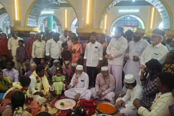 இதுதாங்க தமிழ்நாடு : நாகூர் தர்காவில் இந்து ஜோடிக்கு திருமணம்