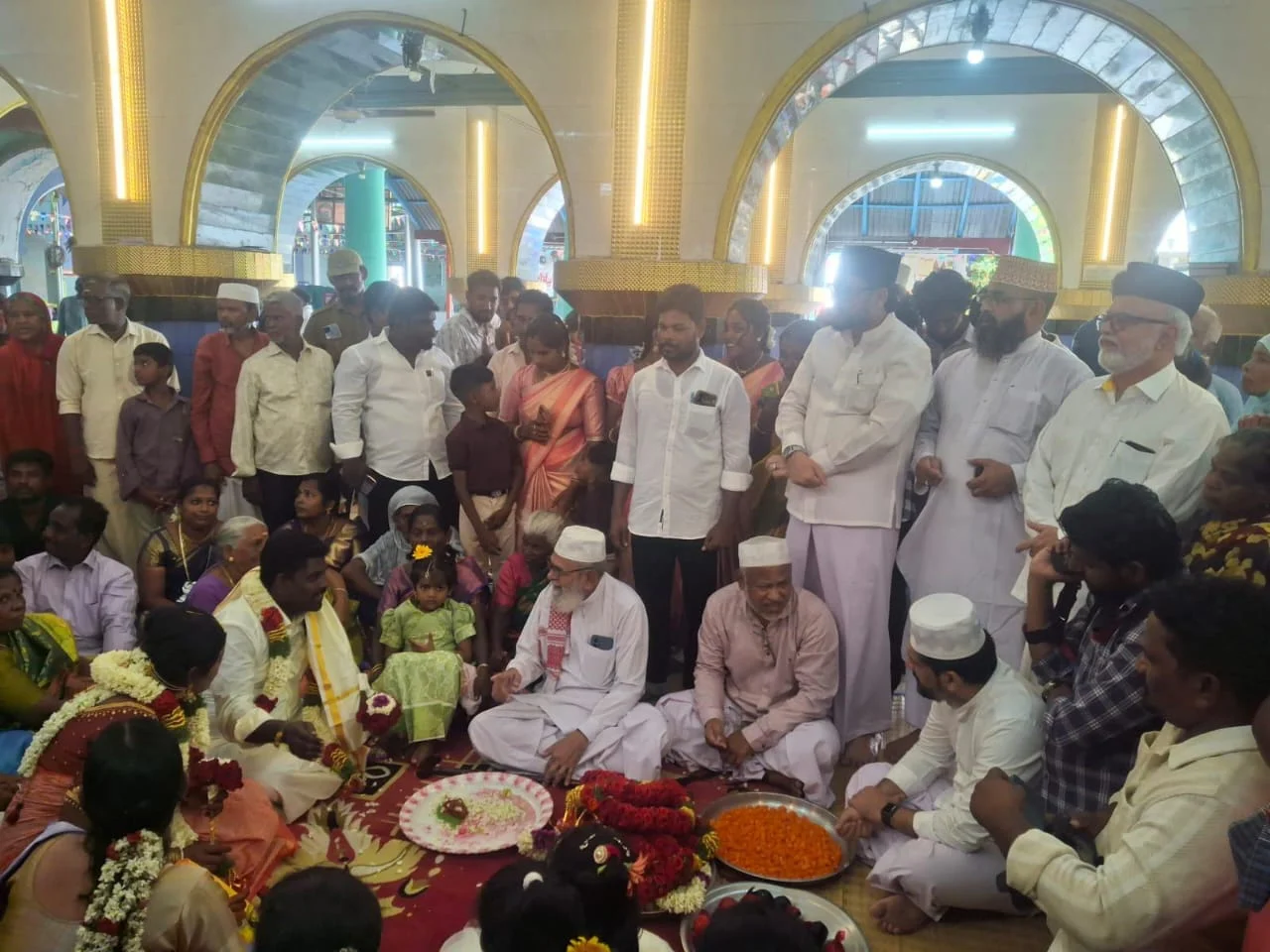 இதுதாங்க தமிழ்நாடு : நாகூர் தர்காவில் இந்து ஜோடிக்கு திருமணம்