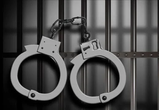 மனைவிக்கு அடி-உதை :கணவன், கள்ளக்காதலி கைது