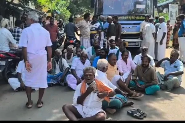 நெல் கொள்முதல் நிலையம் திறக்காததை கண்டித்து சாலை மறியல் : அதிகாரிகளுடன் விவசாயிகள் வாக்குவாதம்