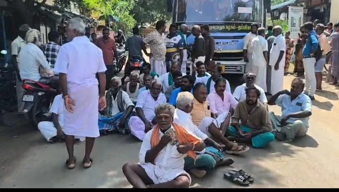 நெல் கொள்முதல் நிலையம் திறக்காததை கண்டித்து சாலை மறியல் : அதிகாரிகளுடன் விவசாயிகள் வாக்குவாதம்