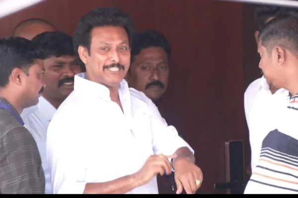 போலீசார் சோதனை : குவிந்த திமுகவினர், அமைதிபடுத்திய அன்பில் மகேஷ்