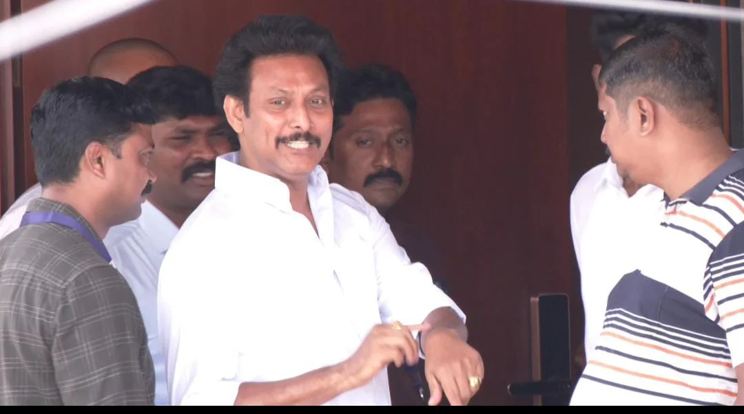 போலீசார் சோதனை : குவிந்த திமுகவினர், அமைதிபடுத்திய அன்பில் மகேஷ்