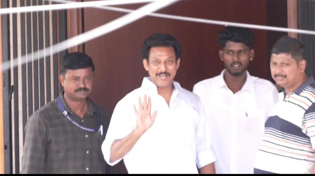 போலீசார் சோதனை : குவிந்த திமுகவினர், அமைதிபடுத்திய அன்பில் மகேஷ்