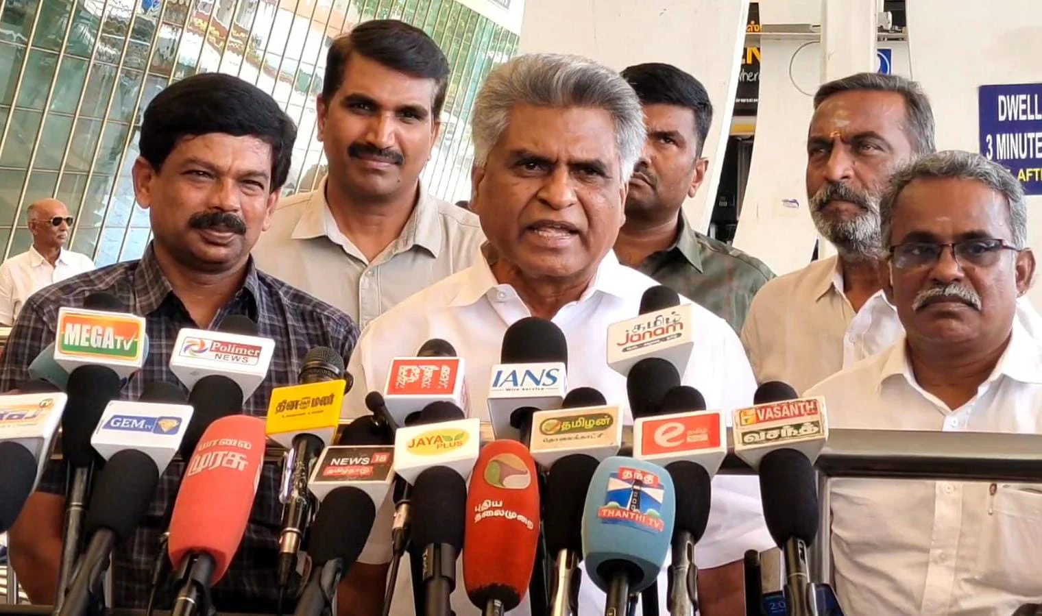 தமிழகத்தின் பொருளாதார வளர்ச்சி பின்னோக்கி செல்லும் அபாயம் : ஈ.ஆர்.ஈஸ்வரன்