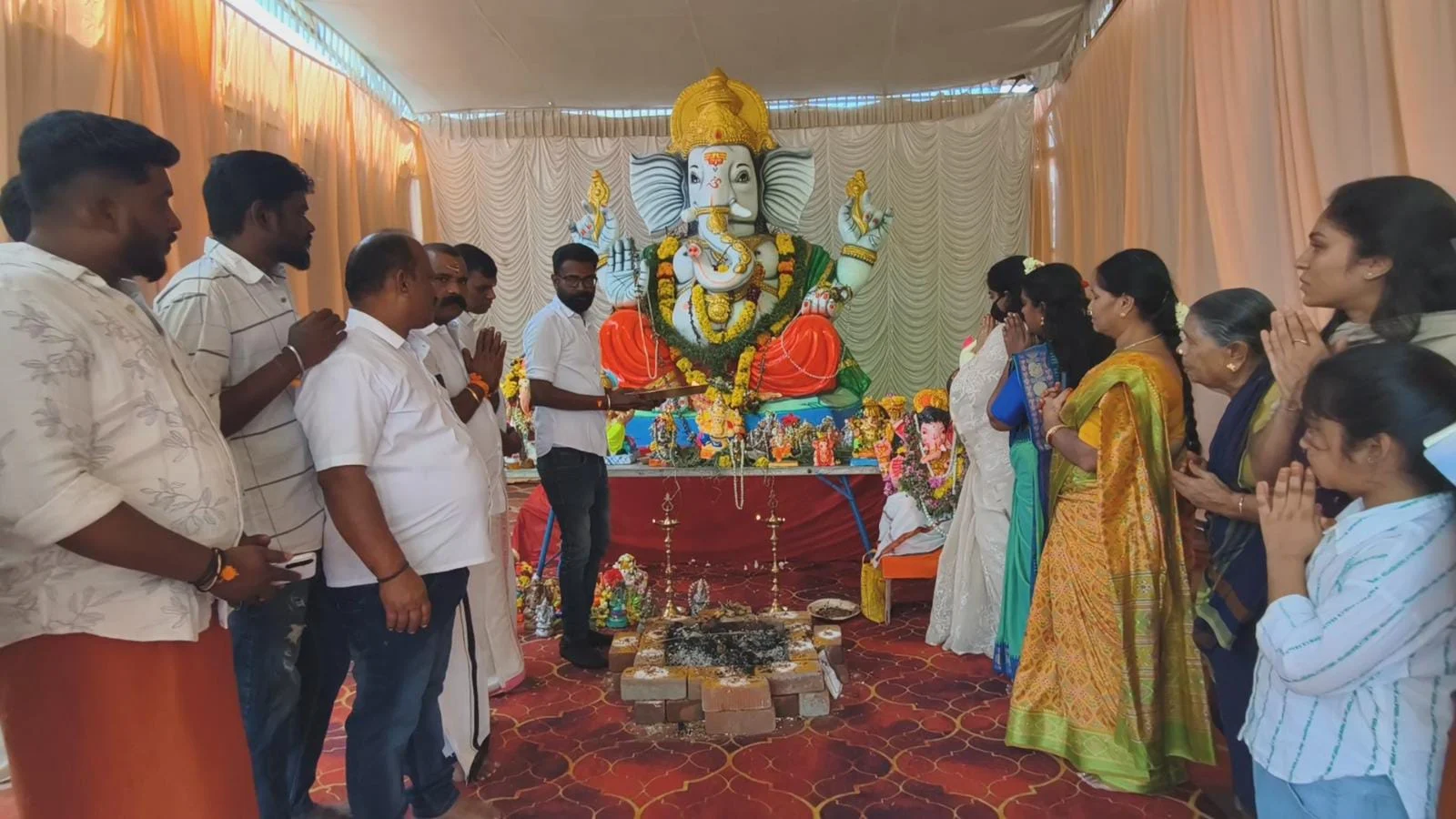 வறட்சி எதிரொலி : செயற்கை குட்டையில் கரைக்கப்பட்ட விநாயகர் சிலைகள்