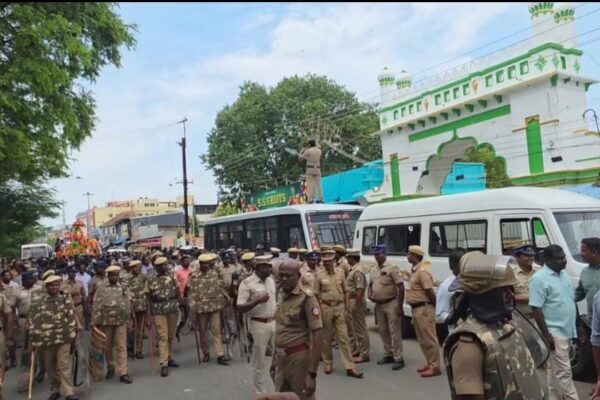 சர்ச்சைக்குரிய பகுதியில் விநாயகர் ஊர்வலம் : குவிக்கப்பட்ட போலீஸ் படை