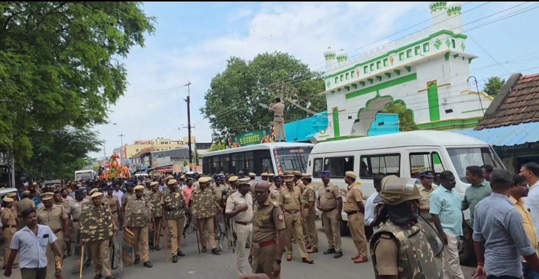 சர்ச்சைக்குரிய பகுதியில் விநாயகர் ஊர்வலம் : குவிக்கப்பட்ட போலீஸ் படை