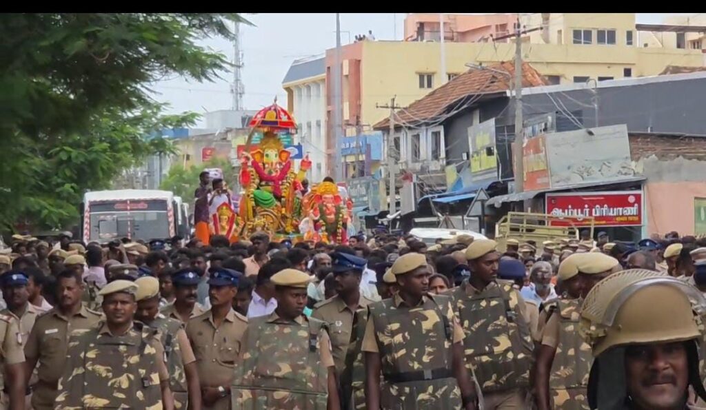 சர்ச்சைக்குரிய பகுதியில் விநாயகர் ஊர்வலம் : குவிக்கப்பட்ட போலீஸ் படை