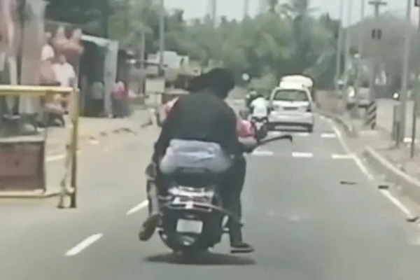 டூவிலரில் அரிவாளை சுழற்றிய வாலிபர்கள் கைது - போலீசார் தீவிர விசாரணை
