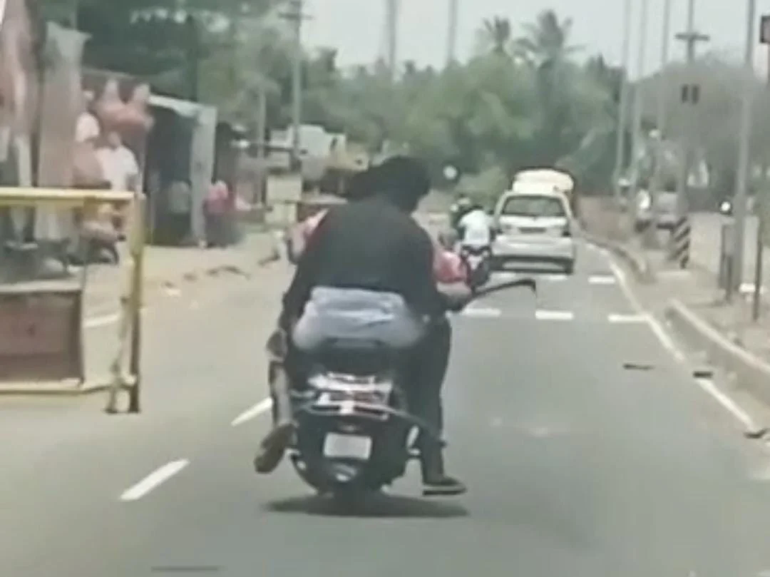 டூவிலரில் அரிவாளை சுழற்றிய வாலிபர்கள் கைது - போலீசார் தீவிர விசாரணை