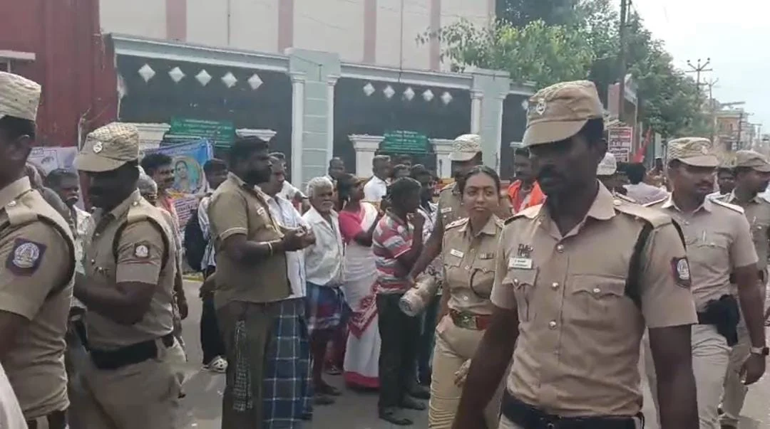 கள்ளக்குறிச்சி : விநாயகர் ஊர்வலத்தில் பட்டாசுகளை பறிமுதல் செய்த எஸ்பி