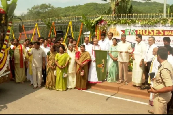 திருப்பதிக்கு 25 மின்சாரப் பேருந்துகள்வழங்கிய ஆனந்த் அம்பானி : துவக்கி வைத்த முதல்வர் சந்திரபாபு