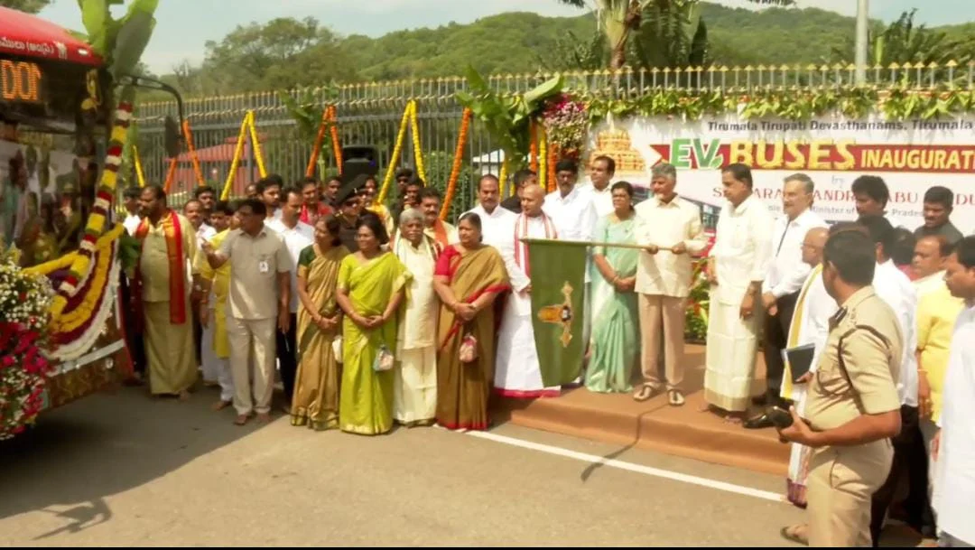 திருப்பதிக்கு 25 மின்சாரப் பேருந்துகள்வழங்கிய ஆனந்த் அம்பானி : துவக்கி வைத்த முதல்வர் சந்திரபாபு