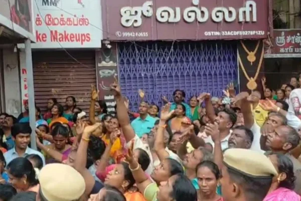"உங்களுக்கு வாக்களித்ததே வேஸ்ட்” : மதுரையில் பெண் பக்தர்கள் ஆவேசம்