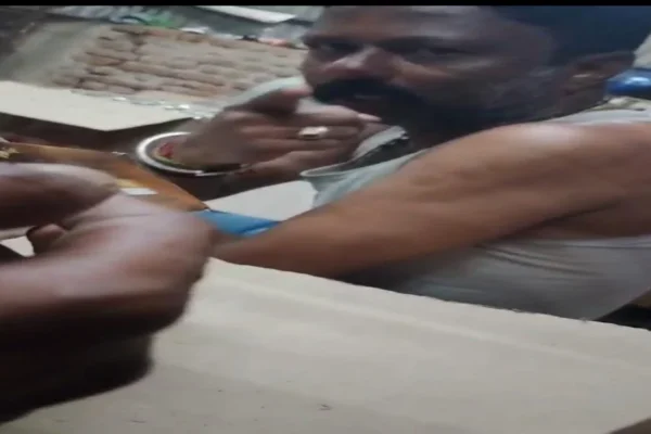 பாட்டிலுக்கு பத்து ரூபா : தட்டிக்கேட்ட இளைஞரின் செல்போனை பிடிங்கி வீசிய டாஸ்மாக் ஊழியர்