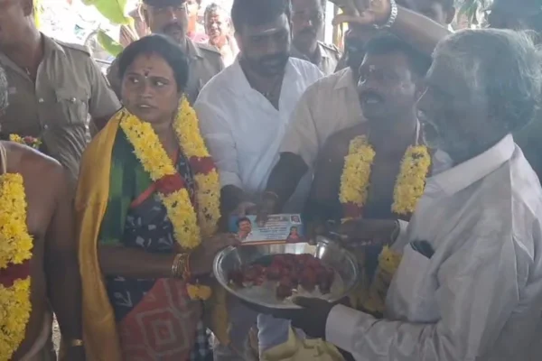 கோவிலுக்குள் அரசியல் வேண்டாம் : தவெக வேட்பாளருக்கு எதிர்ப்பு தெரிவித்த கிராம மக்கள்