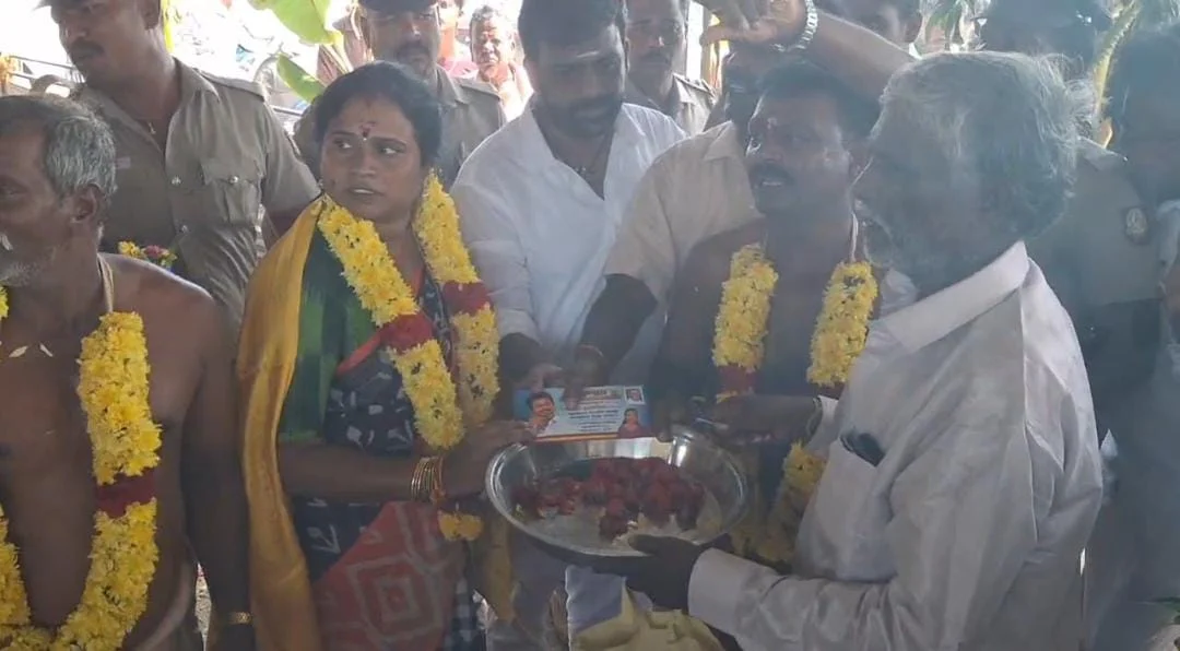 கோவிலுக்குள் அரசியல் வேண்டாம் : தவெக வேட்பாளருக்கு எதிர்ப்பு தெரிவித்த கிராம மக்கள்