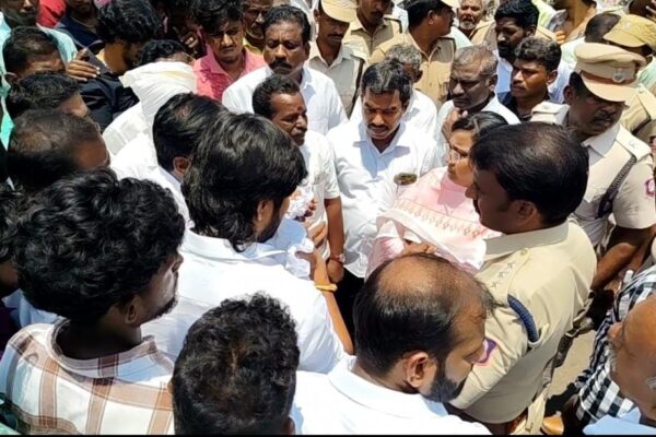 சிவகங்கை இரட்டை கொலை : உண்மை குற்றவாளிகளை கைது செய்யக்கோரி சாலைமறியல்