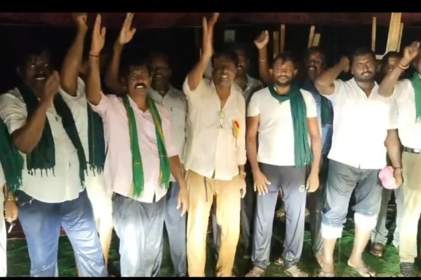 முழுமையான பயிர்கடன் தள்ளுபடி : கொட்டும் மழையிலும் விவசாயிகள் போராட்டம்