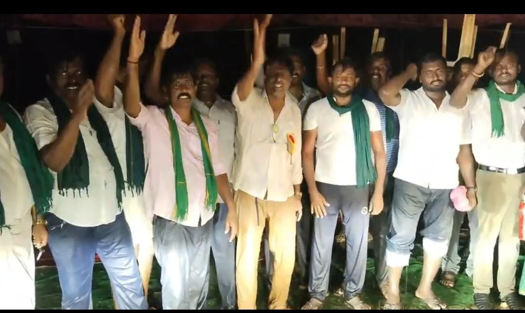 முழுமையான பயிர்கடன் தள்ளுபடி : கொட்டும் மழையிலும் விவசாயிகள் போராட்டம்