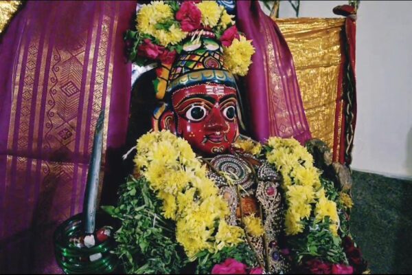 அரூர் : மழை வேண்டி அம்மனுக்கு களி, கருவாட்டுக் குழம்பு படையல்