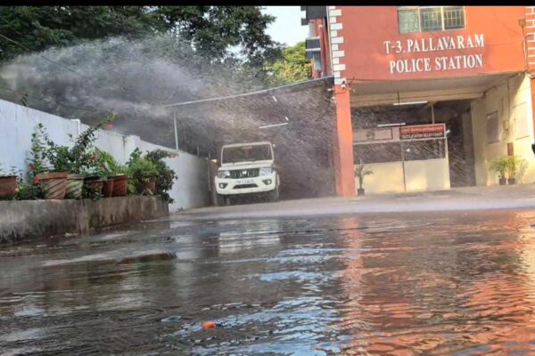குடிநீர் குழாய் உடைப்பு : காவல் நிலையத்தை சூழ்ந்த வெள்ளம்