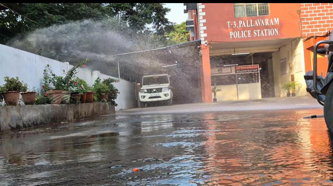 குடிநீர் குழாய் உடைப்பு : காவல் நிலையத்தை சூழ்ந்த வெள்ளம்
