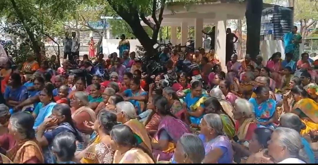 தாளவாடி அருகே குடிநீர் வழங்ககோரி பெண்கள் சாலை மறியல் :போக்குவரத்து பாதிப்பு