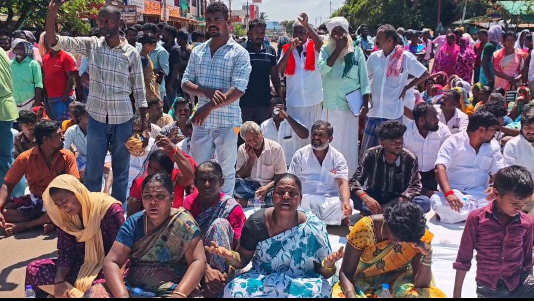 சிவகங்கை இரட்டைக் கொலை: 2-வது நாளாக சாலை மறியல் – மருத்துவமனை வாகனம் மீது தாக்குதலால் பதற்றம்