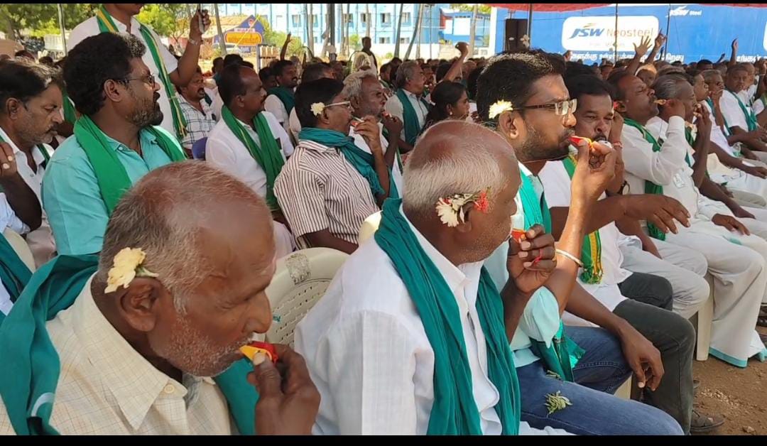 கூட்டுறவு பயிர்க்கடன் தள்ளுபடி : விசில் ஊதி விவசாயிகள் போராட்டம்