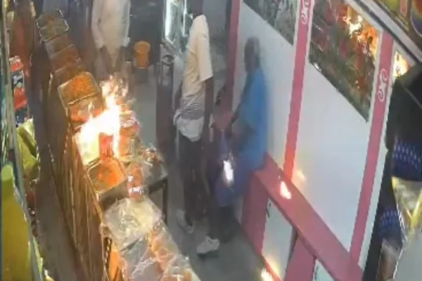 ஜூஸ் தர தாமதம் : பேக்கரி மீது பெட்ரோல் குண்டு வீச்சு