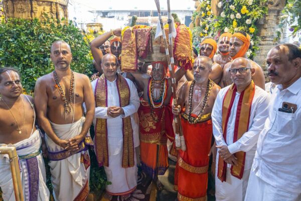திருப்பதி ஏழுமலையான் கோவிலில் வருடாந்திர பிரம்மோற்சவ விழா நடந்து வருகிறது. விழாவின் 5-வது நாளான இன்று இரவு பிரம்மோற்சவத்தின் முக்கிய நிகழ்வான கருட சேவை நடைபெற உள்ளது.