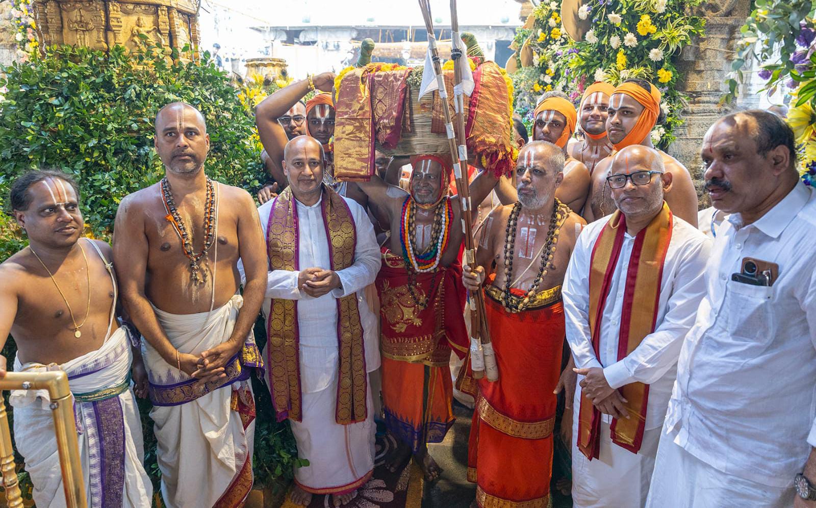 திருப்பதி ஏழுமலையான் கோவிலில் வருடாந்திர பிரம்மோற்சவ விழா நடந்து வருகிறது. விழாவின் 5-வது நாளான இன்று இரவு பிரம்மோற்சவத்தின் முக்கிய நிகழ்வான கருட சேவை நடைபெற உள்ளது.