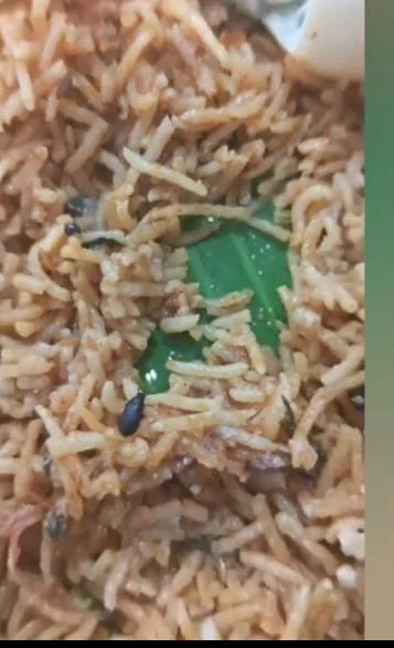 பிரியாணியில் வண்டு, சாப்பிட சொன்ன ஹோட்டல் நிர்வாகி : கடையை மூடிய அதிகாரிகள்