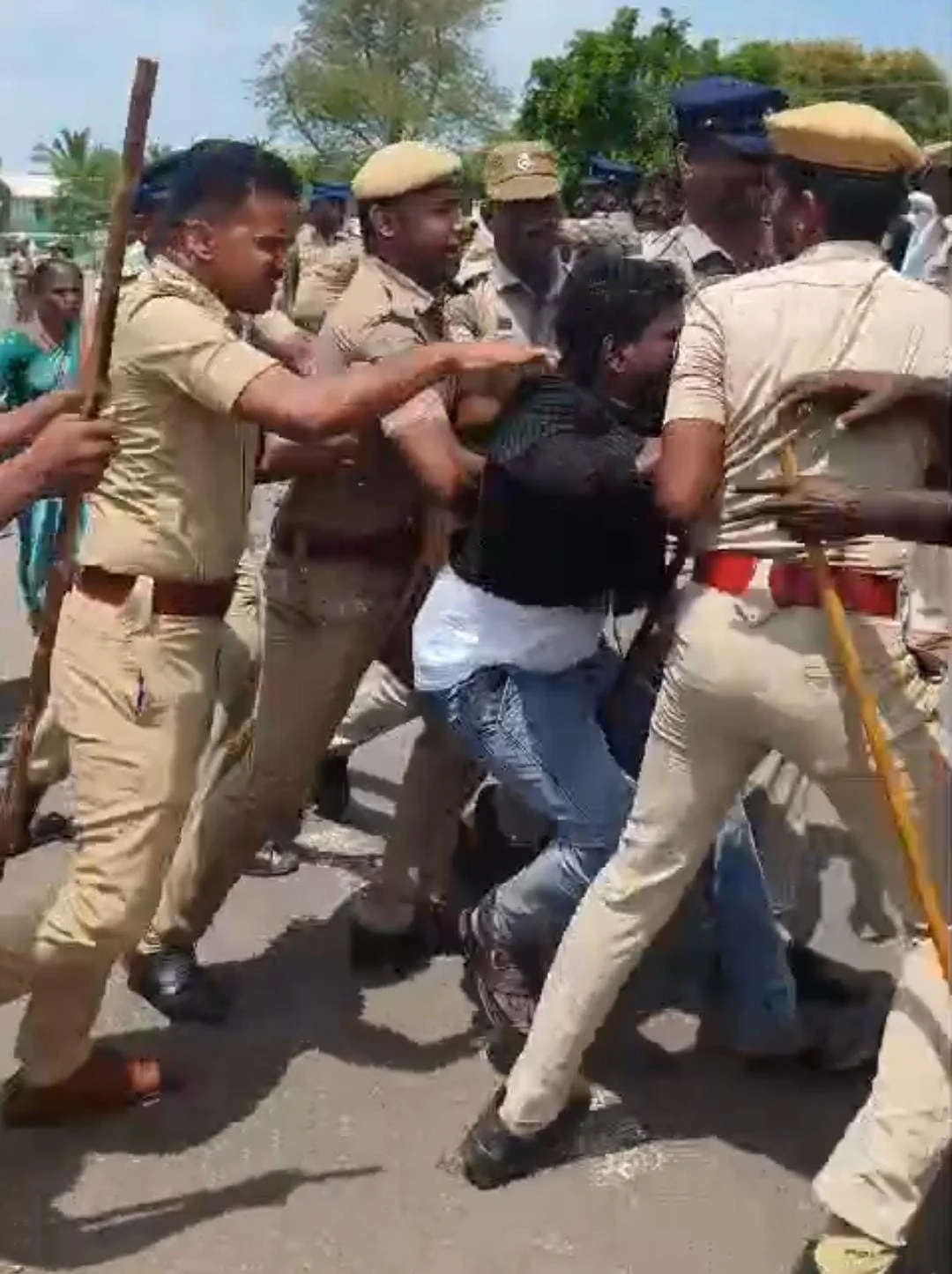சிவகங்கை இரட்டை படுகொலை : தொடரும் போராட்டத்தால் பதற்றம்