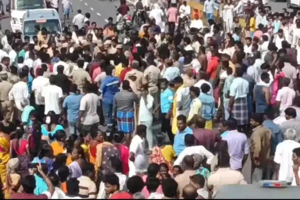 பள்ளி பேருந்து - லாரி மோதல் : மாணவர்கள் காயம், பொதுமக்கள் சாலைமறியல்